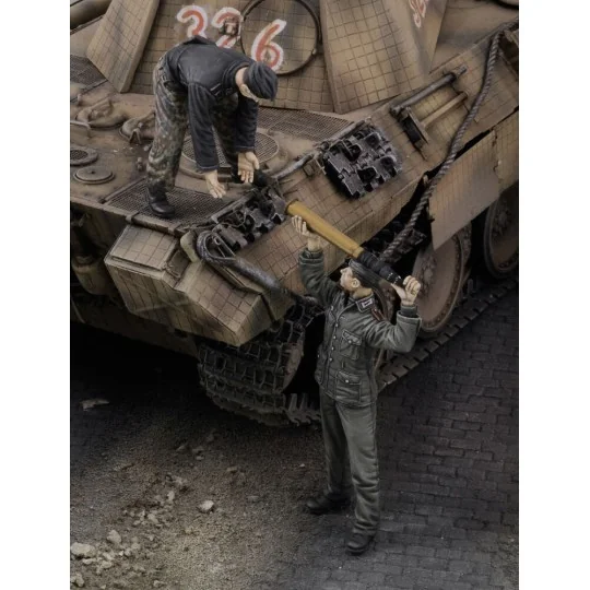 German tankers loading-ammo - Royal Model RM668