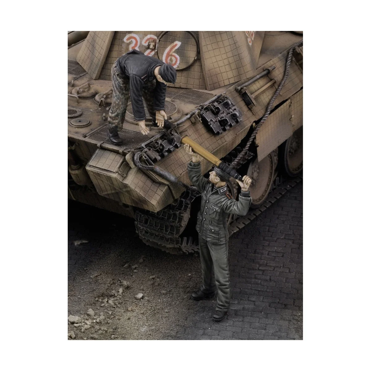 German tankers loading-ammo - Royal Model RM668