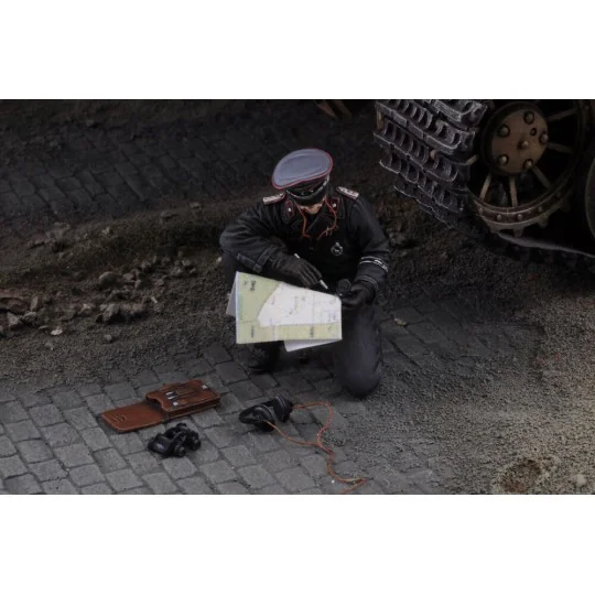 Waffen SS tank Commander with map, 1/35 - Royal Model RM669
