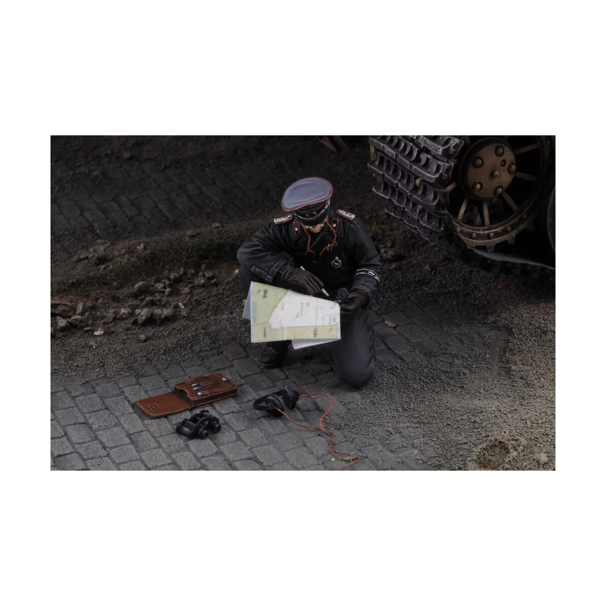 Waffen SS tank Commander with map - Royal Model RM669