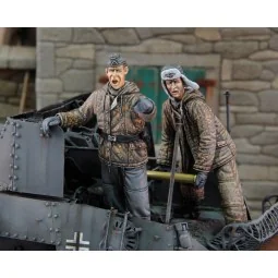 German tankers in winter dress loading ammo-2 fig., 1/35 - Royal Mo...