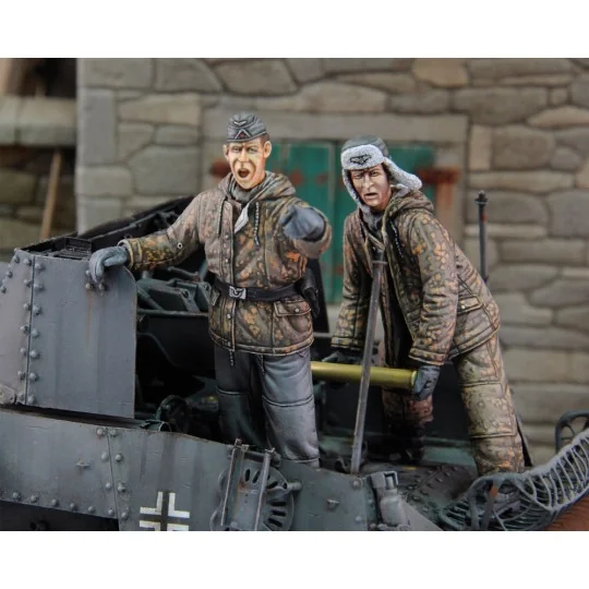 German tankers in winter dress loading ammo-2 fig., 1/35 - Royal Mo...