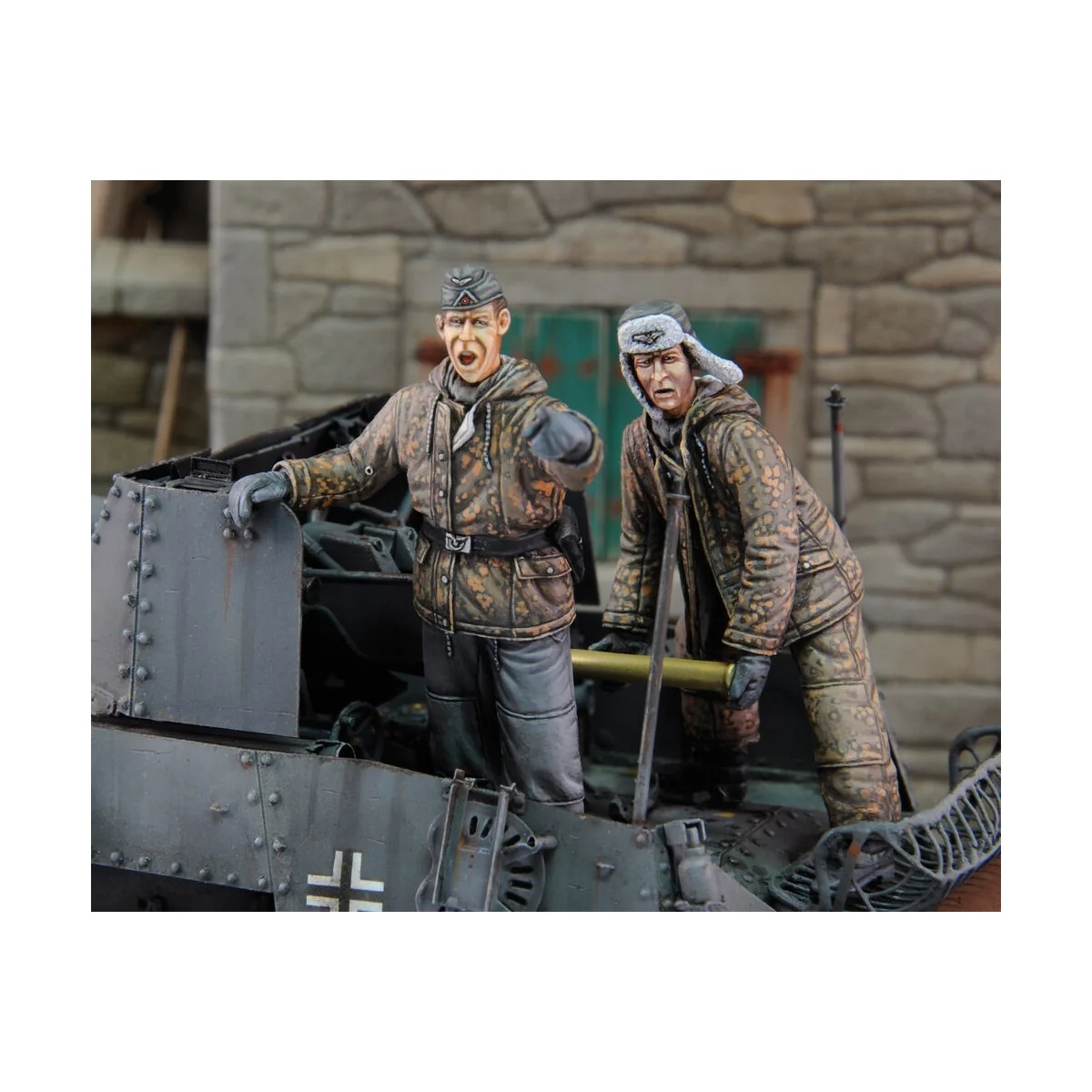 German tankers in winter dress loading ammo-2 fig., 1/35 - Royal Mo...
