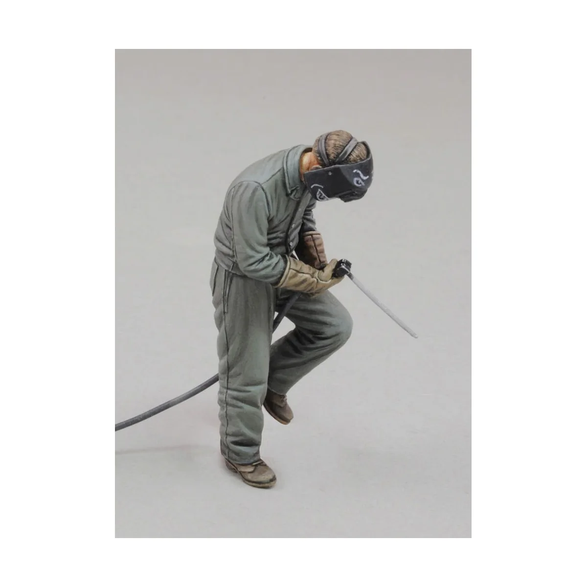 Man using electric welder-no.1 - Royal Model RM683