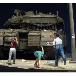 Boys throwing stones, 1/35 - Royal Model RM749