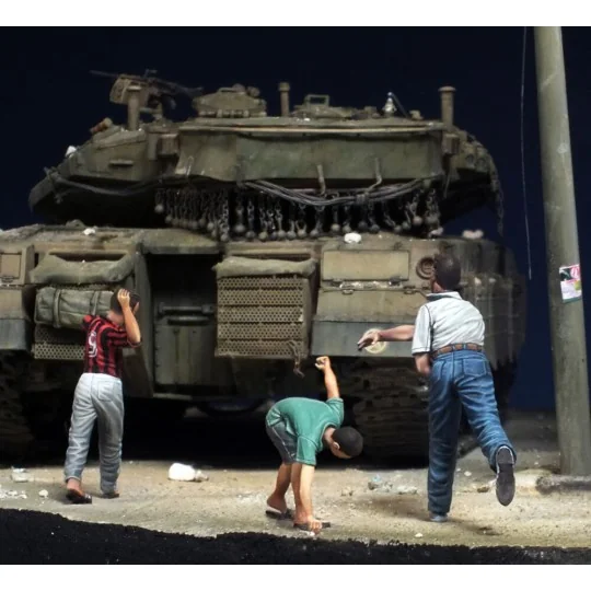 Boys throwing stones, 1/35 - Royal Model RM749