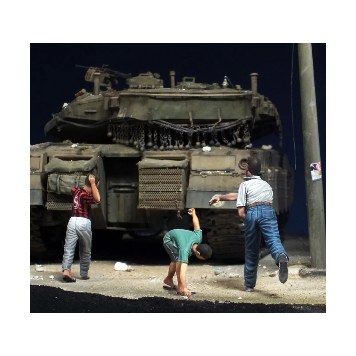 Boys throwing stones, 1/35 - Royal Model RM749