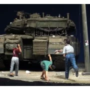 Boys throwing stones, 1/35 - Royal Model RM749