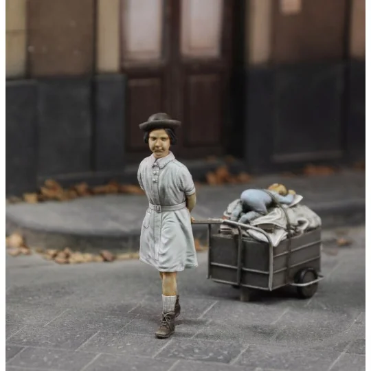 Girl with her stuff, 1/35 - Royal Model RM754