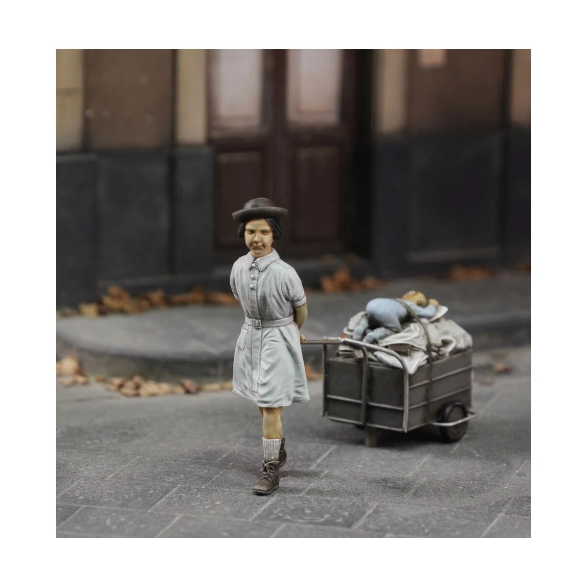 Girl with her stuff - Royal Model RM754