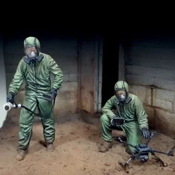 Men in NBC suit multi configuration figures, 1/35 - Royal Model RM757