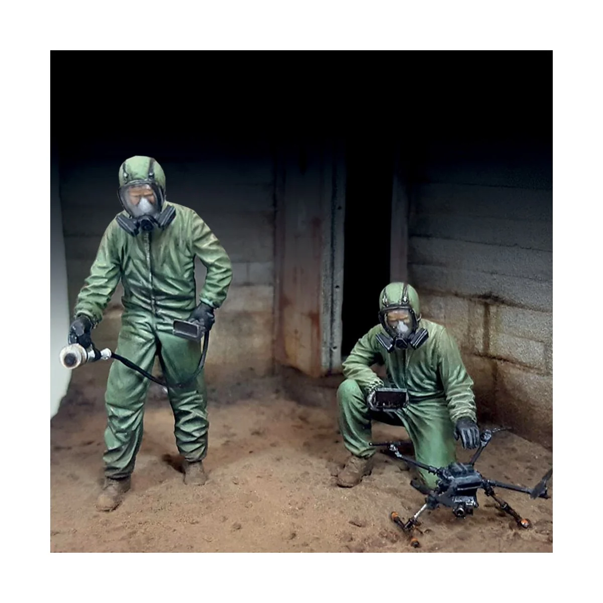 Men in NBC suit multi configuration figures, 1/35 - Royal Model RM757