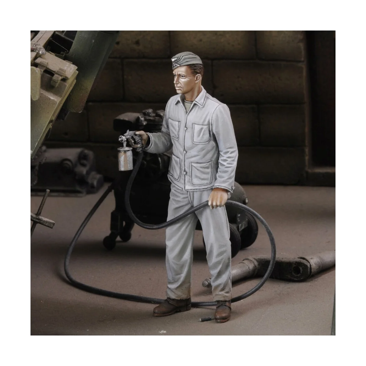 Soldier spray painting, 1/35 - Royal Model RM758