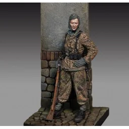 Waffen SS Grenadier with rifle, 1/35 - Royal Model RM795