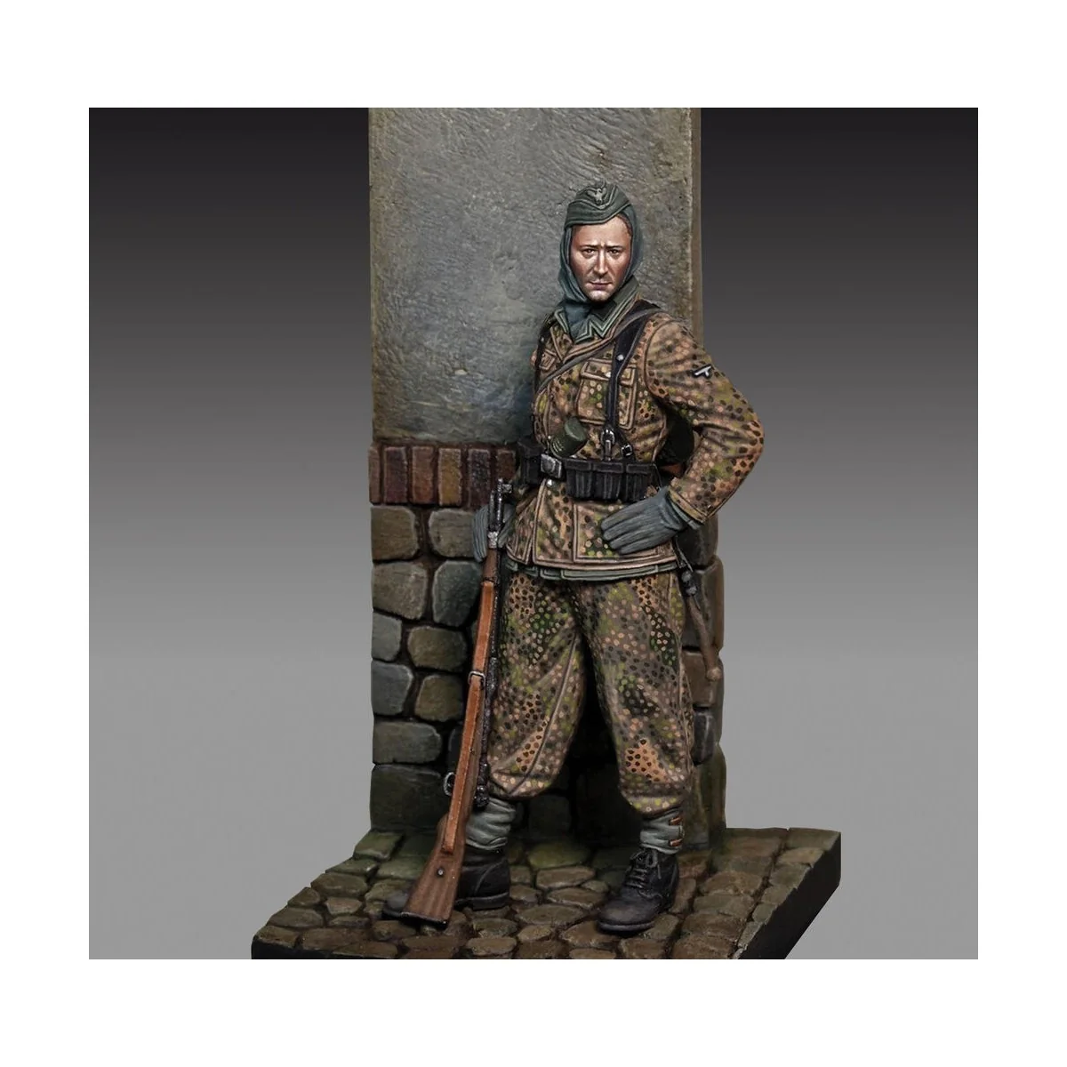 Waffen SS Grenadier with rifle - Royal Model RM795