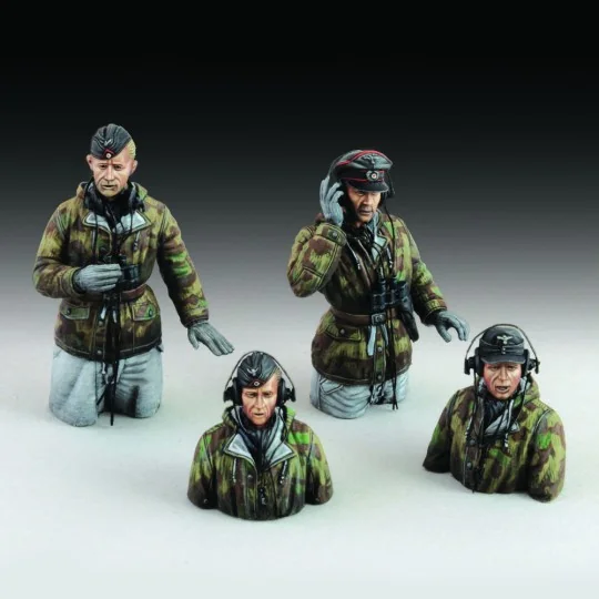 German tank crew in winter dress - WWII, 1/35 - Royal Model RM829