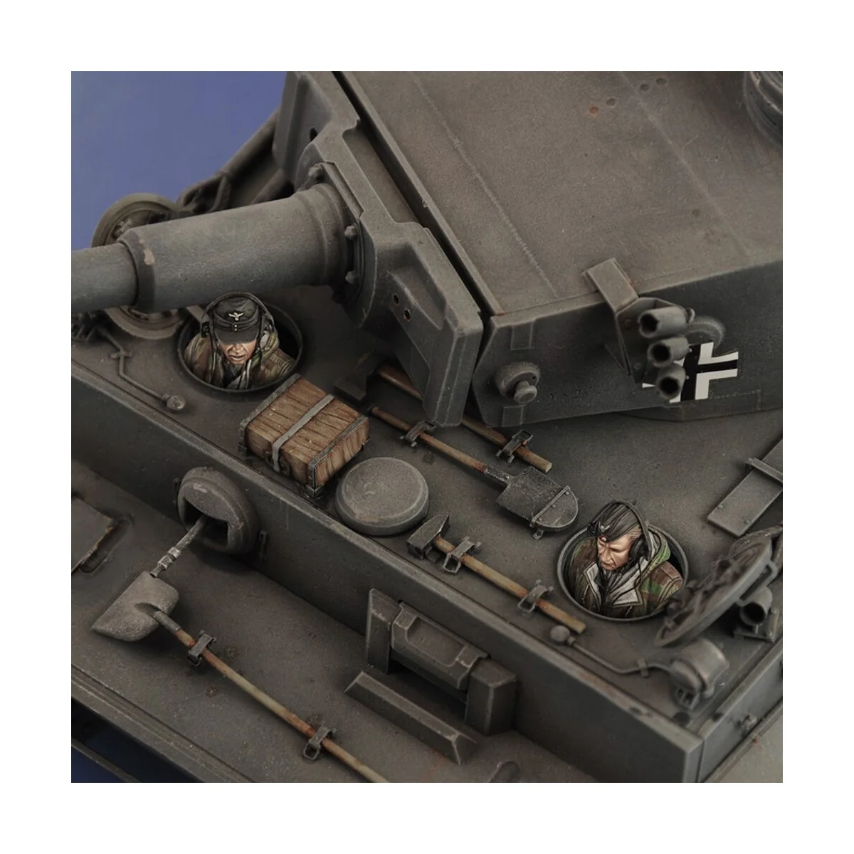 German tank crew in winter dress - WWII - Royal Model RM829