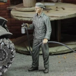 Soldier spray painting - Royal Model RM836