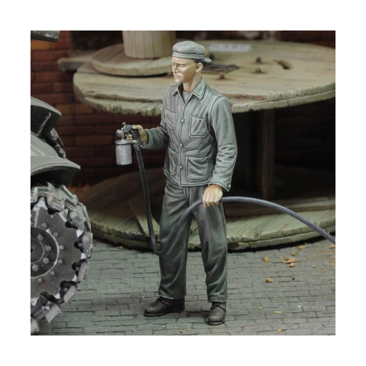 Soldier spray painting - Royal Model RM836