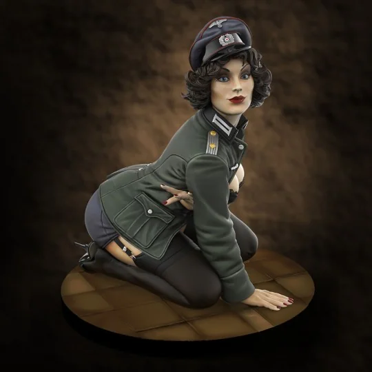 German Officer 'Pin-Up', 1/35 - Royal Model RM842