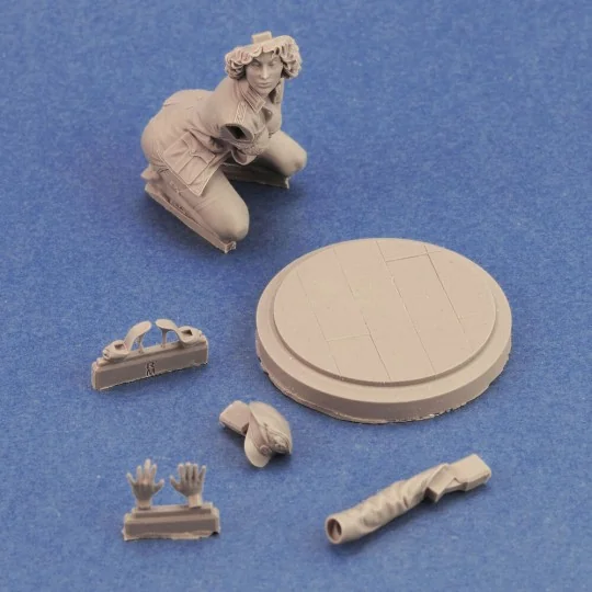 German Officer 'Pin-Up', 1/35 - Royal Model RM842