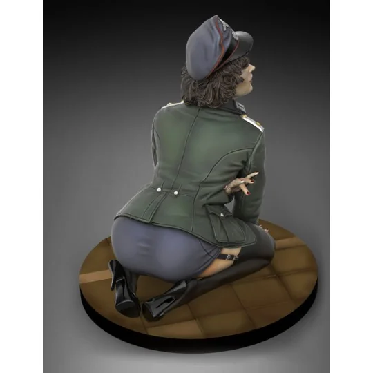 German Officer 'Pin-Up', 1/35 - Royal Model RM842
