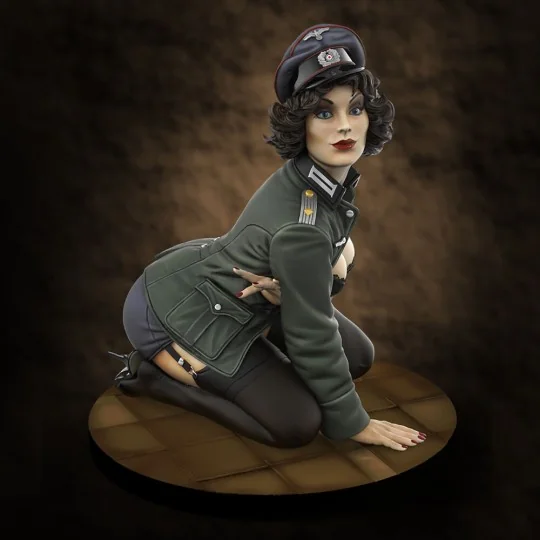 German Officer 'Pin-Up' (75mm) - Royal Model RM847