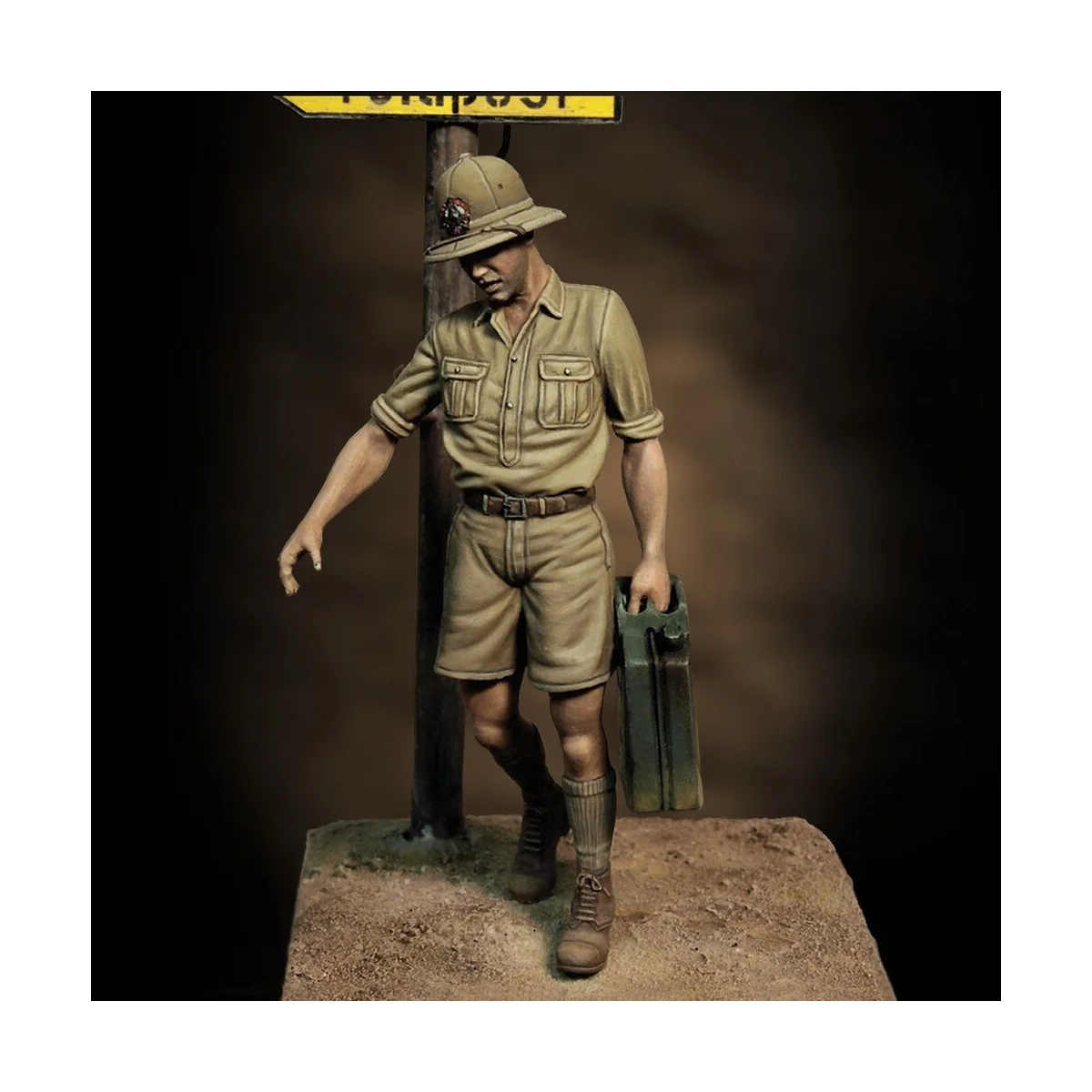 Italian soldier with jerry can - Royal Model RM850