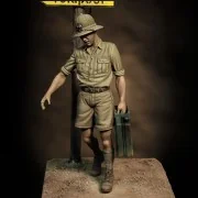 Italian soldier with jerry can - Royal Model RM850