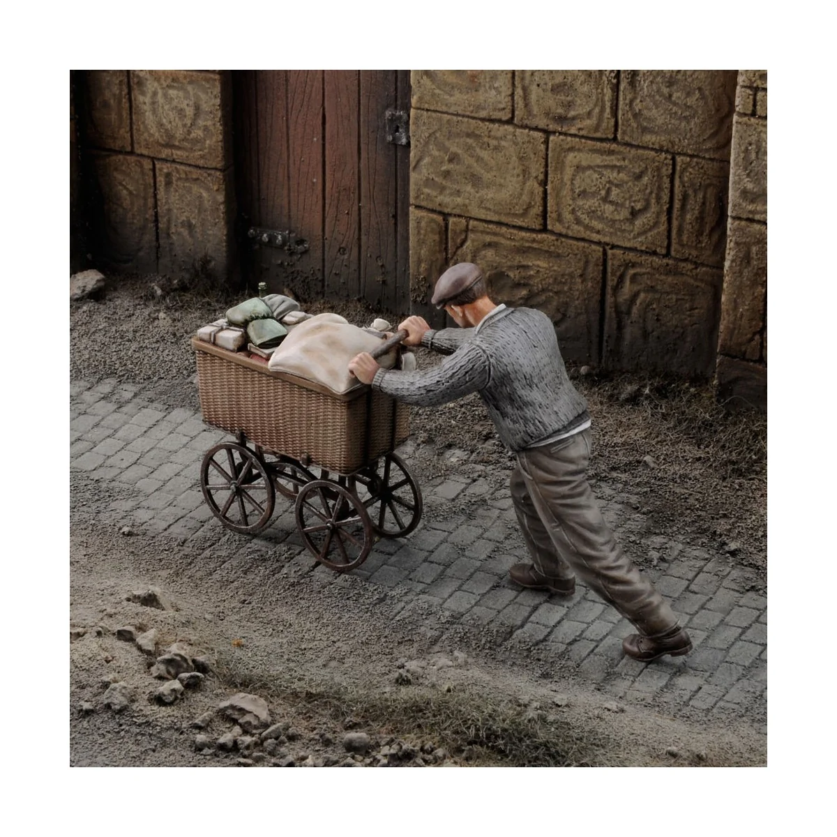 Evacuee with his stuff - Royal Model RM908