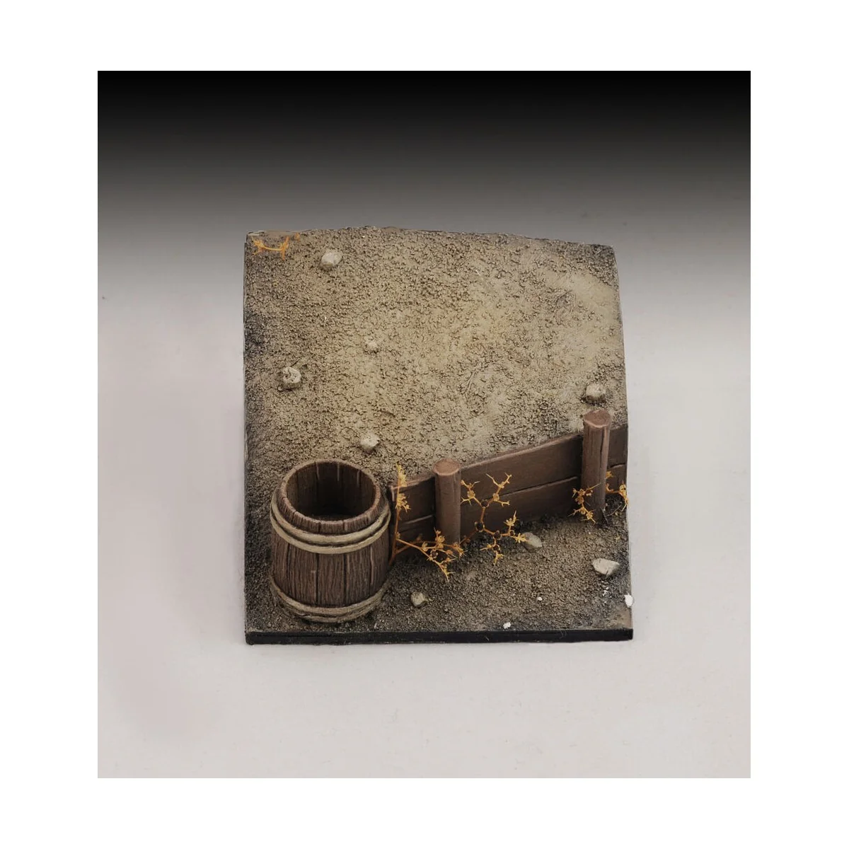 Base with bucket and wooden wall, 1/32 - Royal Model RM920