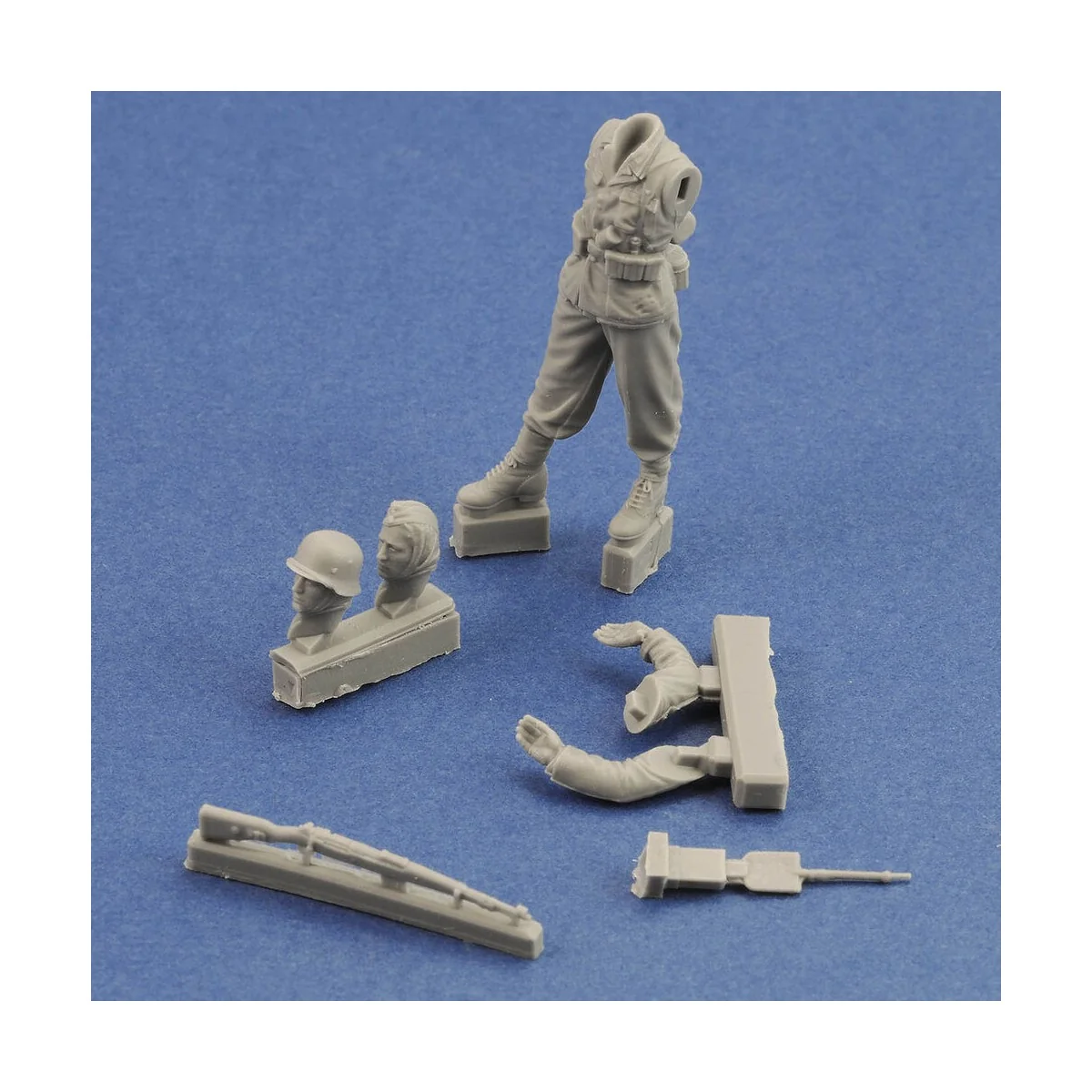 German soldier with rifle, 1/48 - Royal Model RM922
