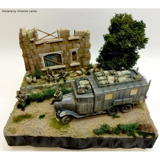 Ruined building section, 1/35 - Royal Model RM927