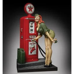 Pin-up at the gas pump (75mm) - Royal Model RM928