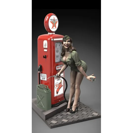 Pin-up at the gas pump (75mm) - Royal Model RM928