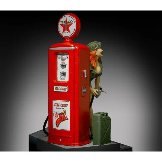 Pin-up at the gas pump (75mm) - Royal Model RM928