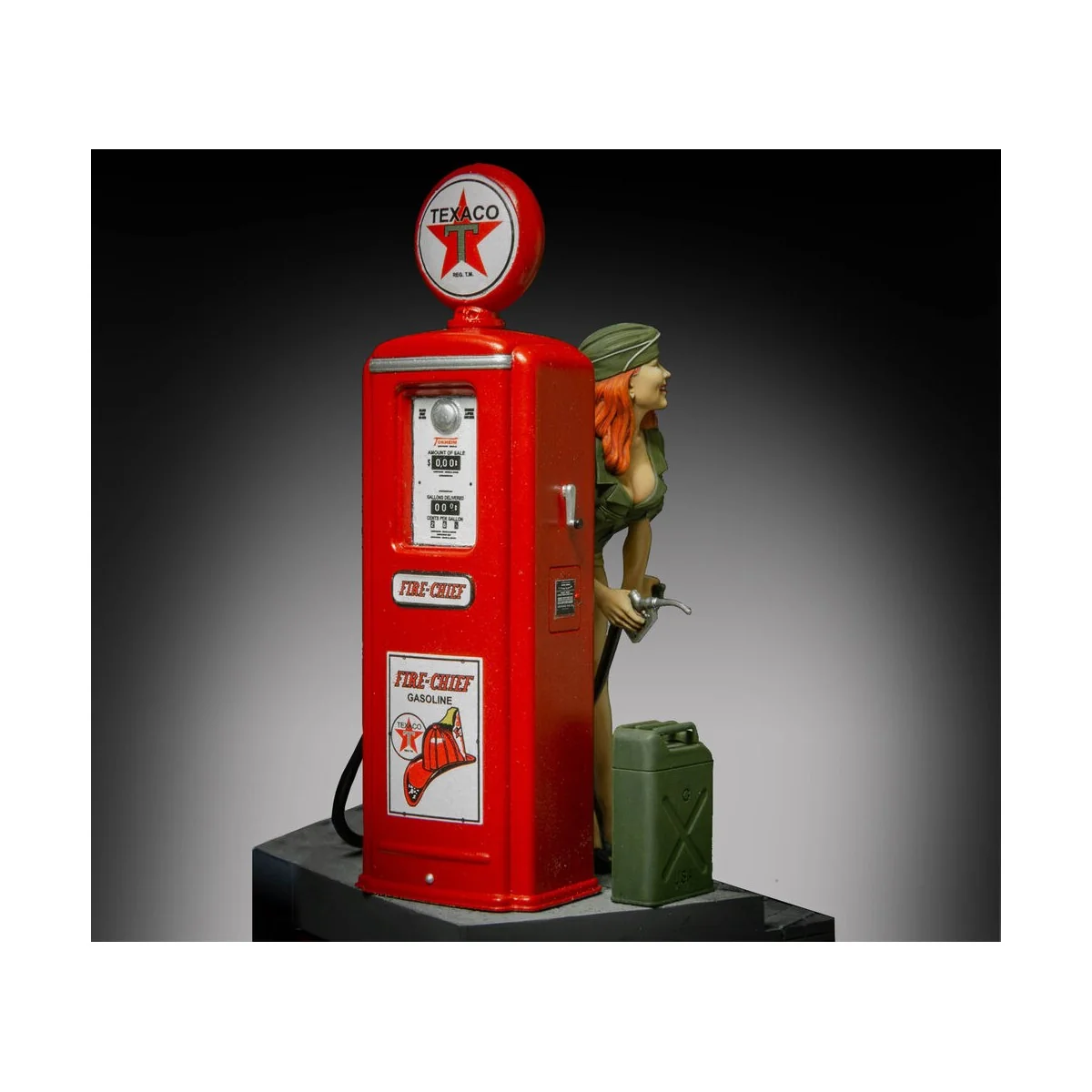 Pin-up at the gas pump (75mm) - Royal Model RM928