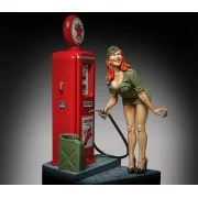 Pin-up at the gas pump (75mm) - Royal Model RM928