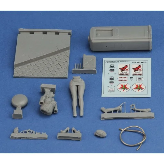 Pin-up at the gas pump - Royal Model RM929