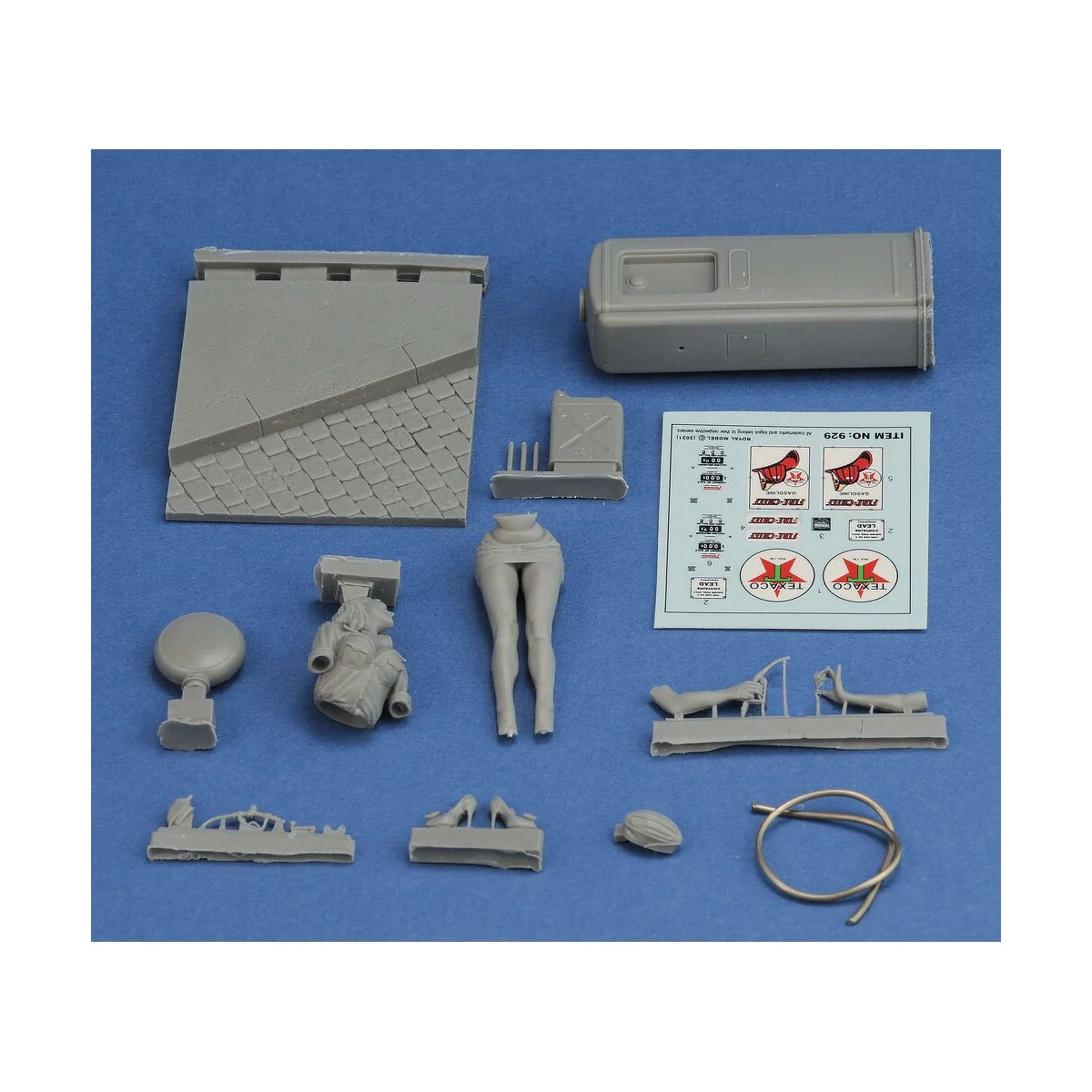 Pin-up at the gas pump, 1/35 - Royal Model RM929
