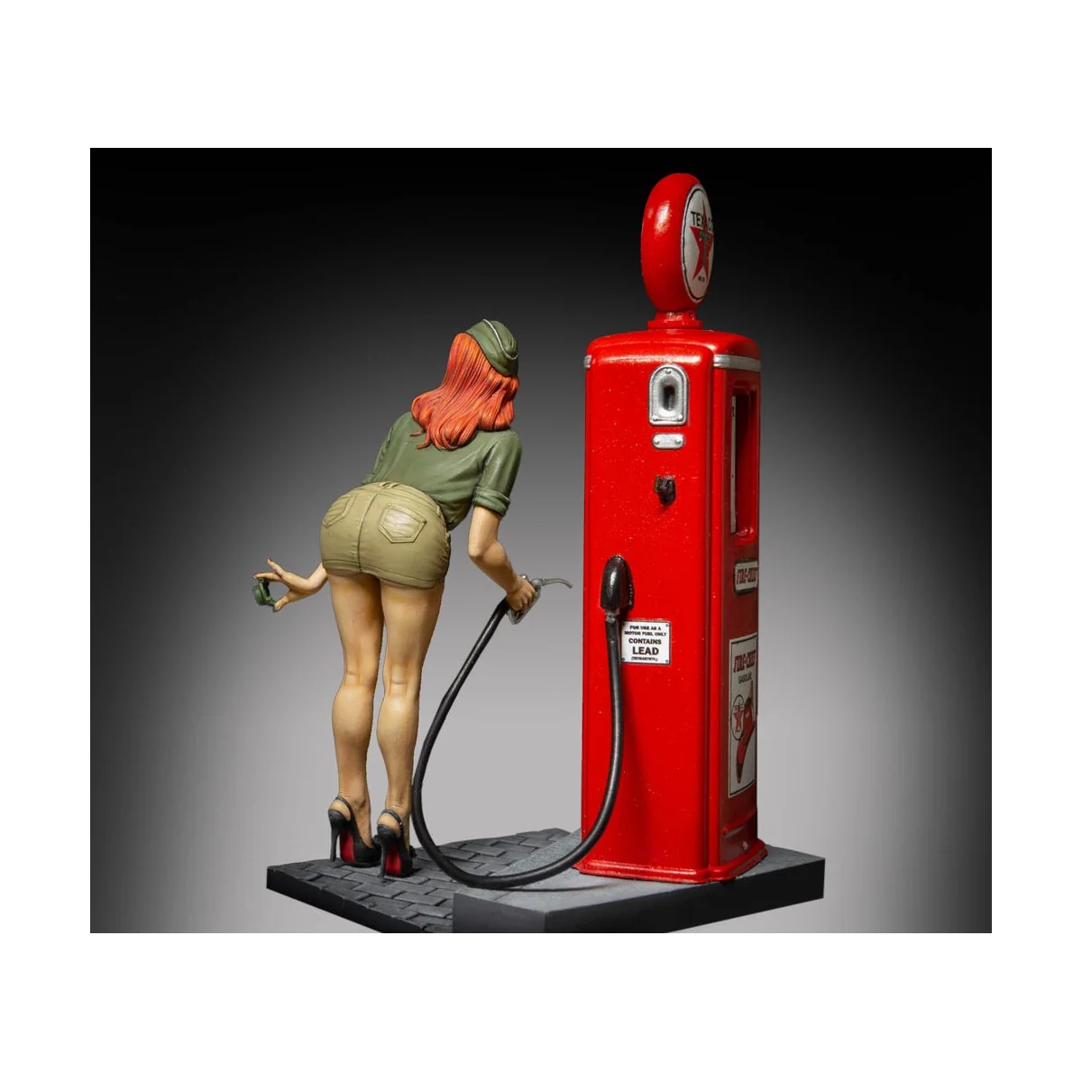 Pin-up at the gas pump - Royal Model RM929