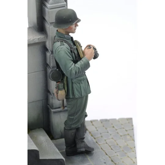 German soldier eating - WWII (75 mm) - Royal Model RM958