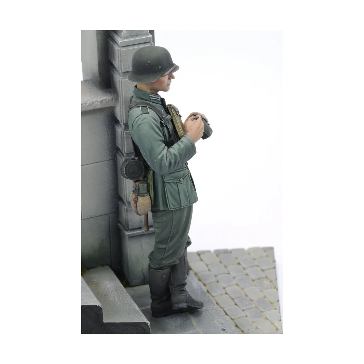 German soldier eating - WWII (75 mm) - Royal Model RM958