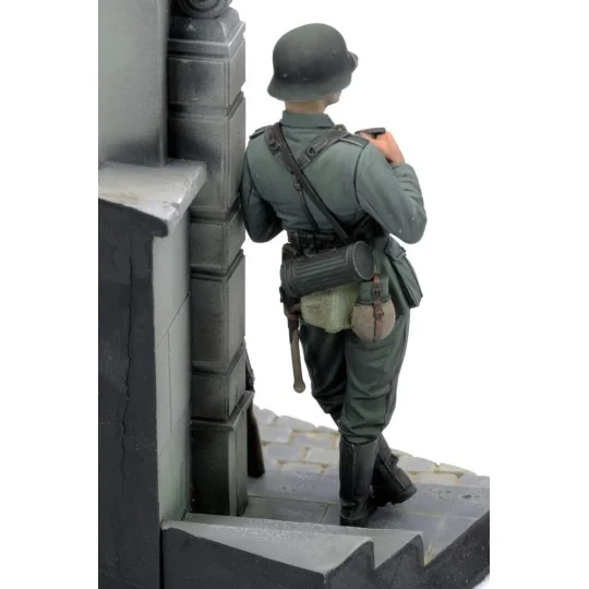 German soldier eating - WWII (75 mm) - Royal Model RM958