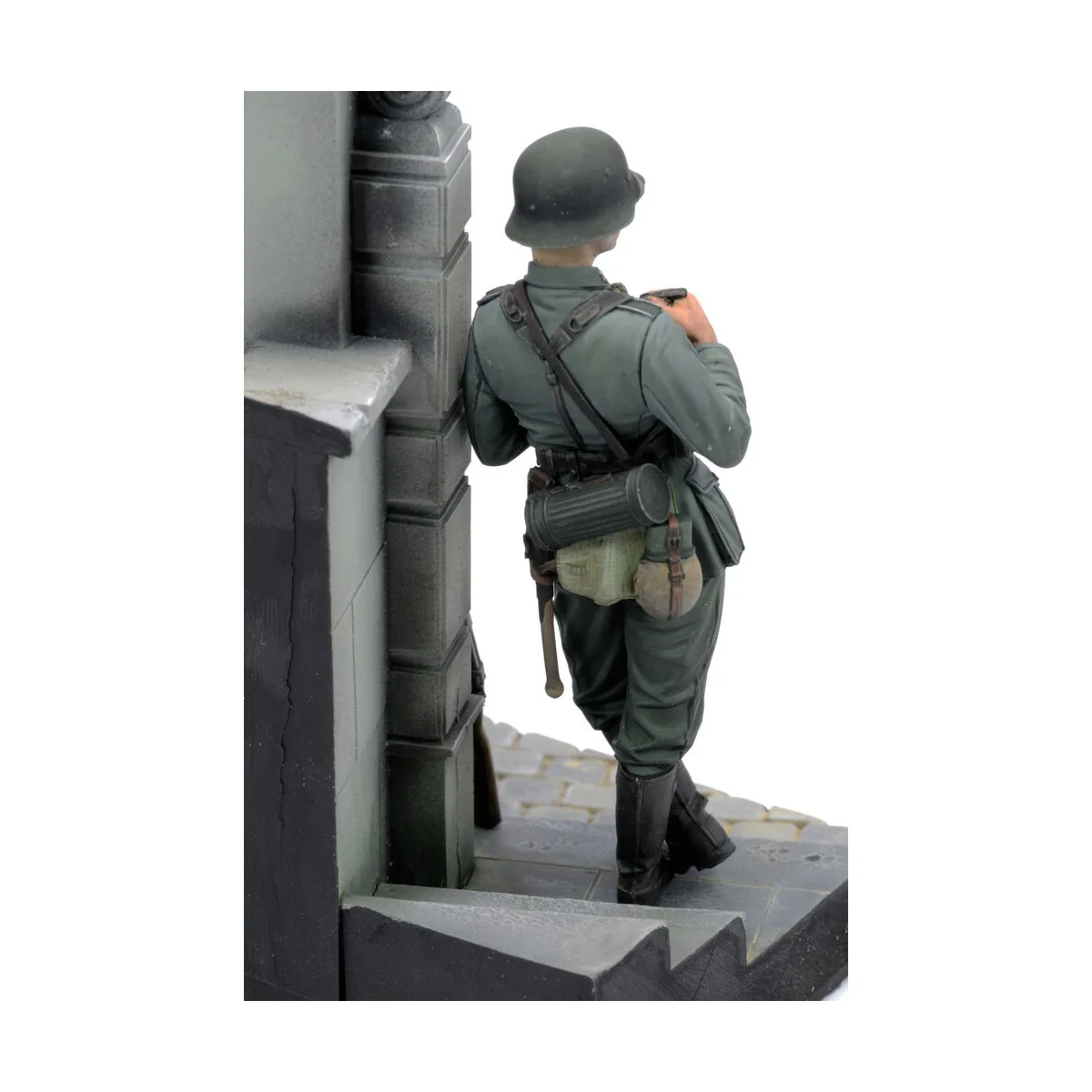 German soldier eating - WWII (75 mm) - Royal Model RM958