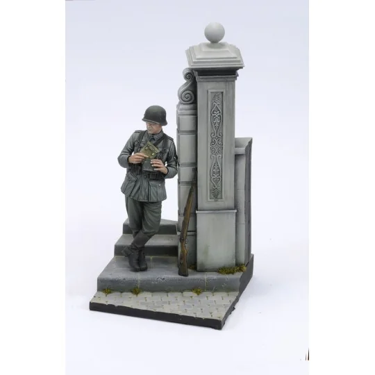German soldier eating - WWII (75 mm) - Royal Model RM958