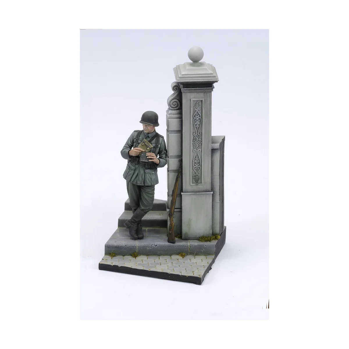 German soldier eating - WWII (75 mm) - Royal Model RM958