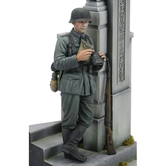 German soldier eating - WWII (75 mm) - Royal Model RM958