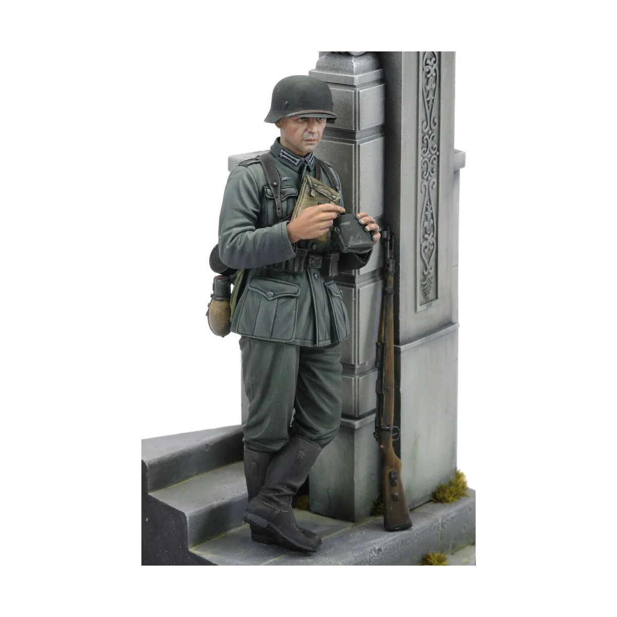 German soldier eating - WWII (75 mm) - Royal Model RM958