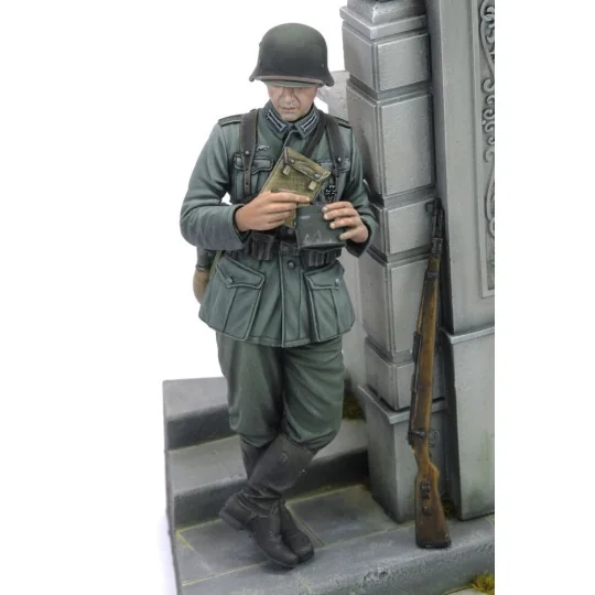 German soldier eating - WWII (75 mm) - Royal Model RM958